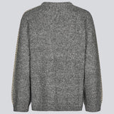 Blød mørkegrå strik med beige detalje på ærmet. LineMD o-neck har en rund hals og en løs pasform, samt slidser i siderne. Modellen er 177 cm og har en størrelse S/36 på.