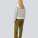 Oversize stribet strik med med rund hals. LineusMD stripe o-neck har lange ærmer med vide og en lav skuldersøm. Modellen er 177 cm og har en størrelse S/36 på.