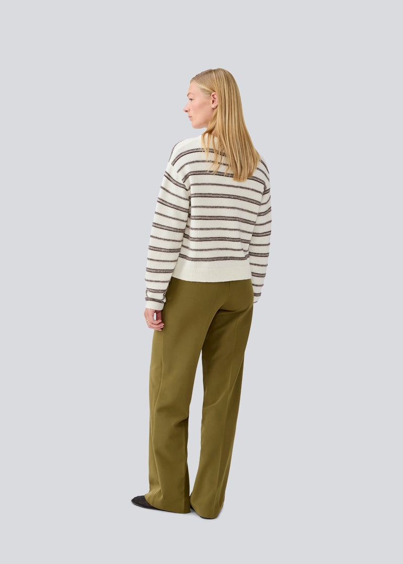 Oversize stribet strik med med rund hals. LineusMD stripe o-neck har lange ærmer med vide og en lav skuldersøm. Modellen er 177 cm og har en størrelse S/36 på.