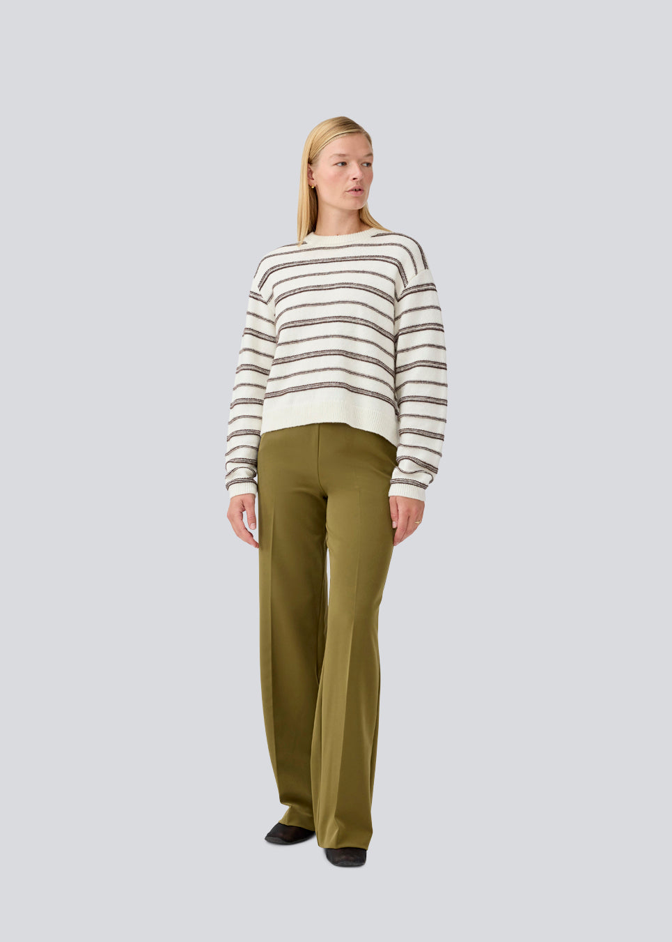 Oversize stribet strik med med rund hals. LineusMD stripe o-neck har lange ærmer med vide og en lav skuldersøm. Modellen er 177 cm og har en størrelse S/36 på.