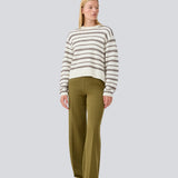 Oversize stribet strik med med rund hals. LineusMD stripe o-neck har lange ærmer med vide og en lav skuldersøm. Modellen er 177 cm og har en størrelse S/36 på.