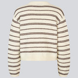 Oversize stribet strik med med rund hals. LineusMD stripe o-neck har lange ærmer med vide og en lav skuldersøm. Modellen er 177 cm og har en størrelse S/36 på.