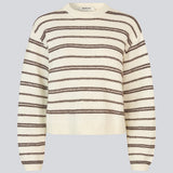 Oversize stribet strik med med rund hals. LineusMD stripe o-neck har lange ærmer med vide og en lav skuldersøm. Modellen er 177 cm og har en størrelse S/36 på.