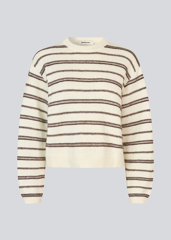 Oversize stribet strik med med rund hals. LineusMD stripe o-neck har lange ærmer med vide og en lav skuldersøm. Modellen er 177 cm og har en størrelse S/36 på.