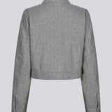 Let cropped jakke i 80% uld. LissieMD jacket er grå, har en klassisk krave, lynlås lukning fortil og manchet med trykknap. Modellen er 177 cm og har en størrelse S/36 på.