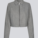 Let cropped jakke i 80% uld. LissieMD jacket er grå, har en klassisk krave, lynlås lukning fortil og manchet med trykknap. Modellen er 177 cm og har en størrelse S/36 på.