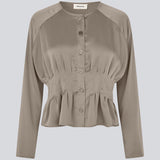 Figursyet top i en brunlig farve med læg i satin. LivMD shirt har en knappelukning fortil og løse ærmer.

