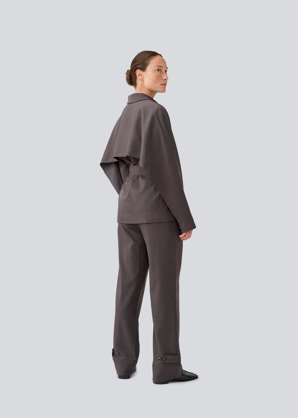 Klassisk mørkegrå blazer med skjorte krave og bindebånd. LonnieMD blazer har to lommer, knappelukning fortil samt et dekorativt bærestykke på ryggen.