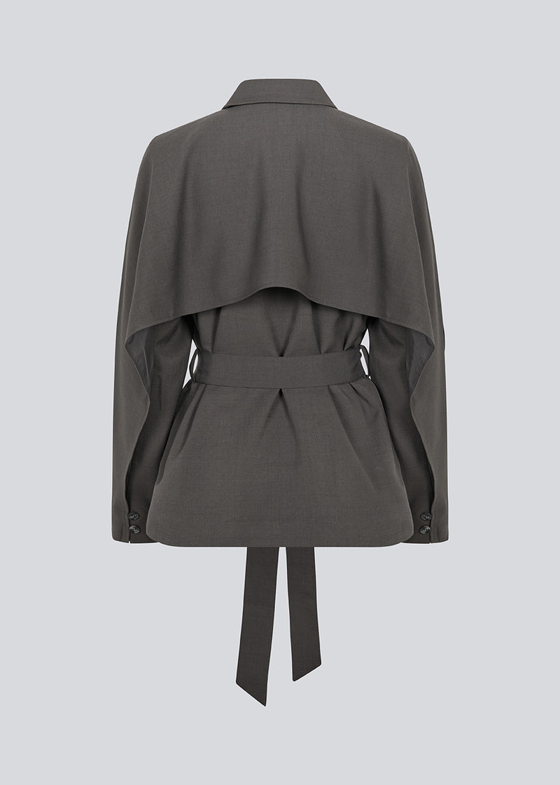 Klassisk mørkegrå blazer med skjorte krave og bindebånd. LonnieMD blazer har to lommer, knappelukning fortil samt et dekorativt bærestykke på ryggen.