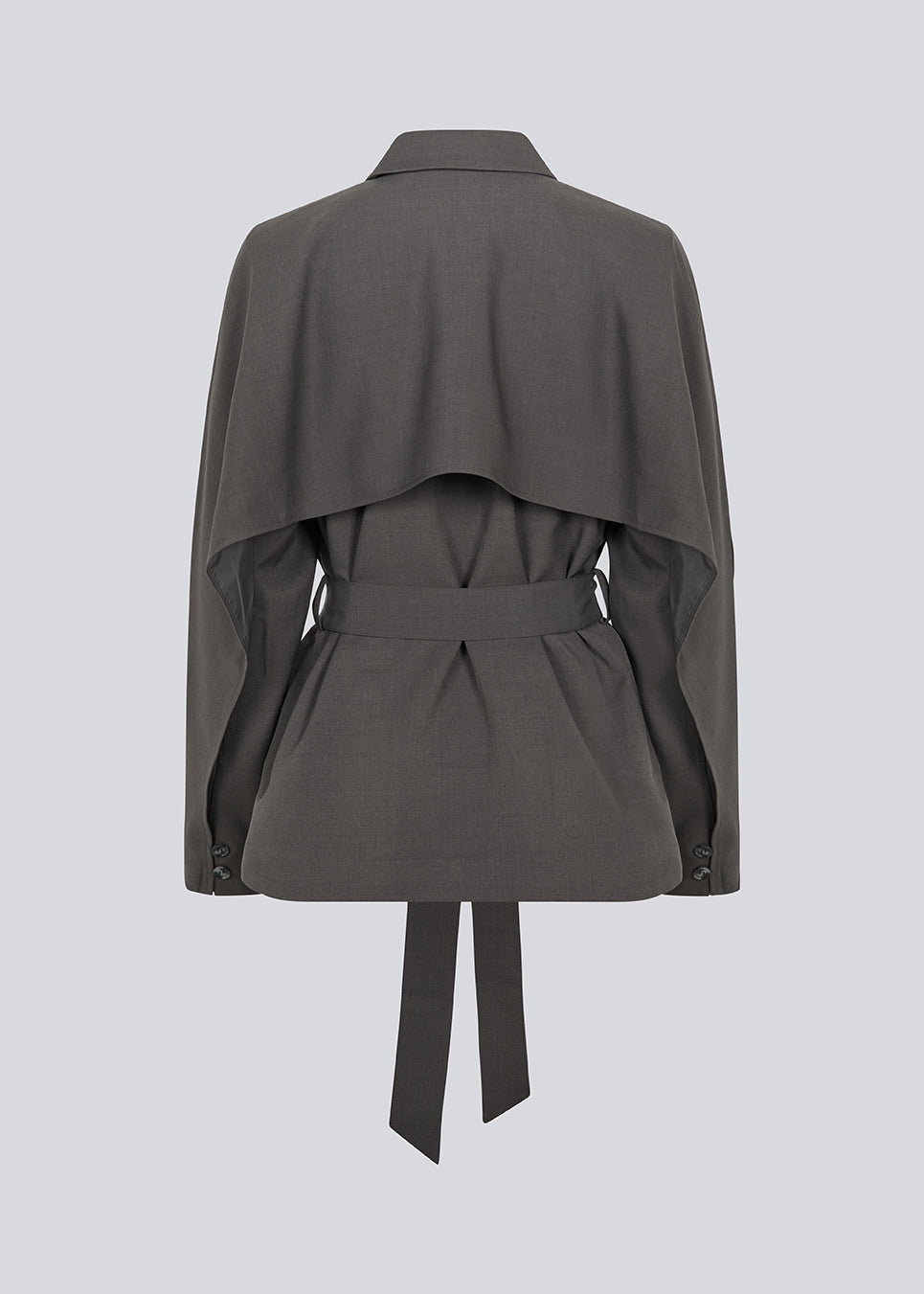 Klassisk mørkegrå blazer med skjorte krave og bindebånd. LonnieMD blazer har to lommer, knappelukning fortil samt et dekorativt bærestykke på ryggen.