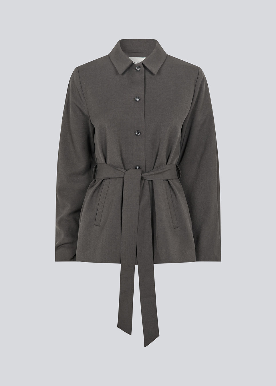 Klassisk mørkegrå blazer med skjorte krave og bindebånd. LonnieMD blazer har to lommer, knappelukning fortil samt et dekorativt bærestykke på ryggen.