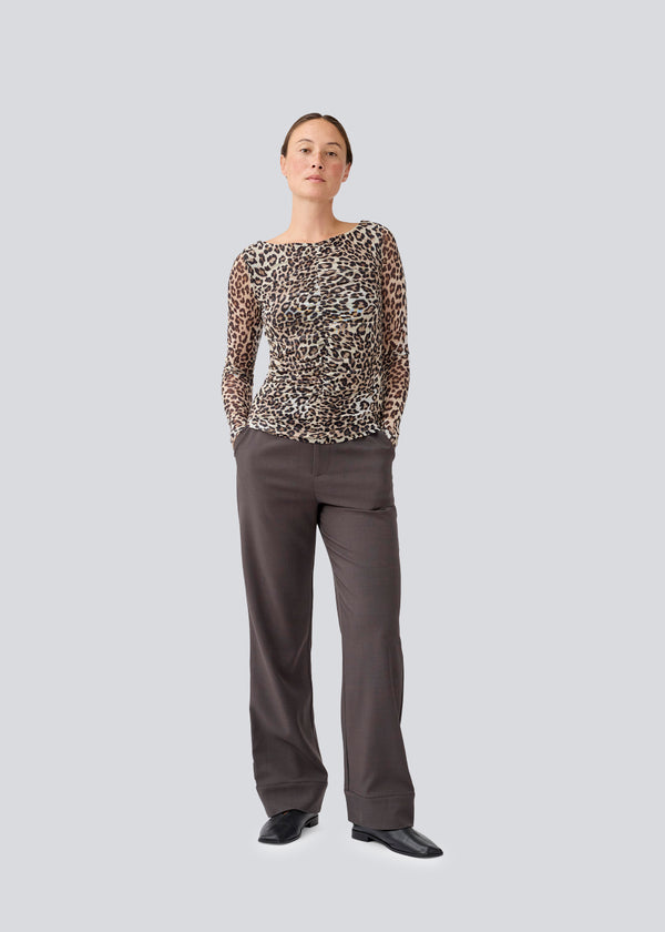 Habitbukser i mørkegrå med spændedetalje. LonnieMD pants har lynlås, sidelommer og elastik i taljen. Modellen er 177 cm og har en størrelse S/36 på.
