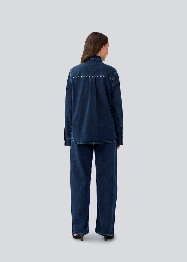 Klassisk skjort i denim med nitter detaljer. LuccaMD shirt har en klassisk skjortekrave, to forlommer og knappelukning.