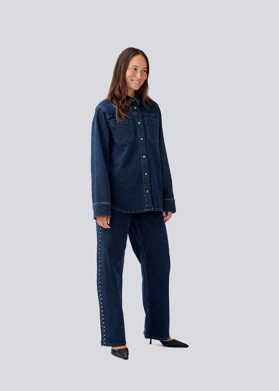 Klassisk skjort i denim med nitter detaljer. LuccaMD shirt har en klassisk skjortekrave, to forlommer og knappelukning.