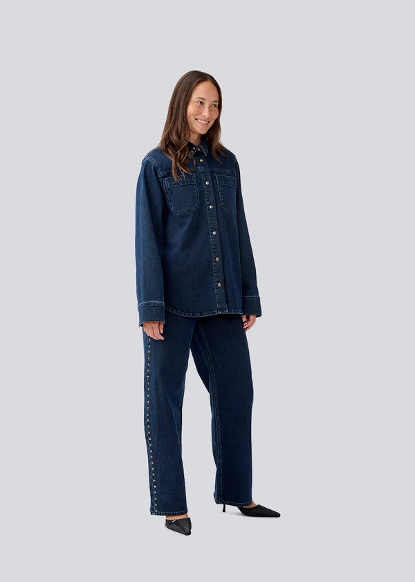 Klassisk skjort i denim med nitter detaljer. LuccaMD shirt har en klassisk skjortekrave, to forlommer og knappelukning.
