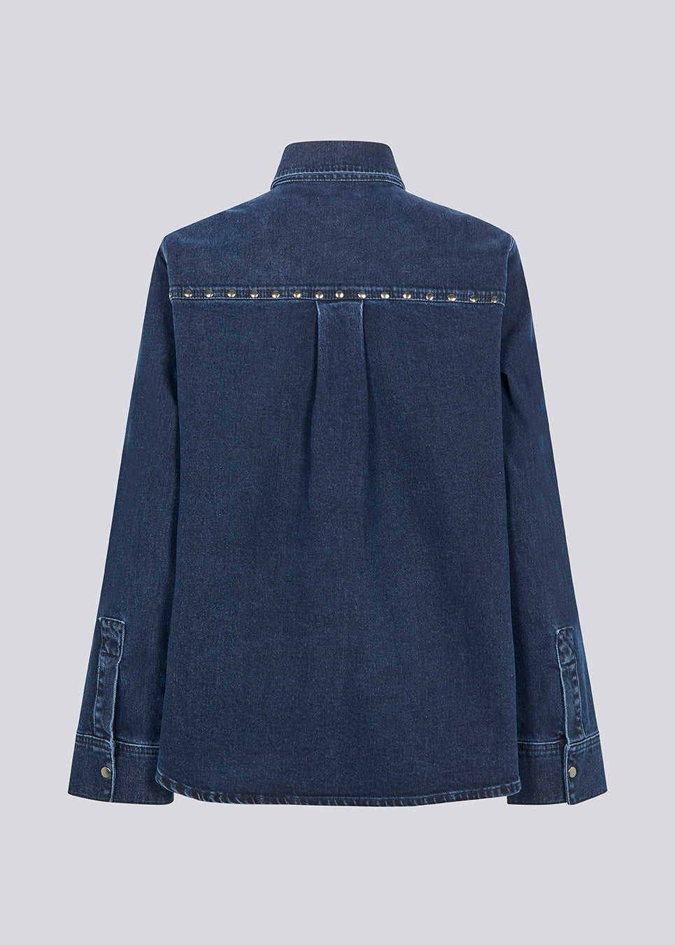 Klassisk skjort i denim med nitter detaljer. LuccaMD shirt har en klassisk skjortekrave, to forlommer og knappelukning.