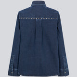 Klassisk skjort i denim med nitter detaljer. LuccaMD shirt har en klassisk skjortekrave, to forlommer og knappelukning.