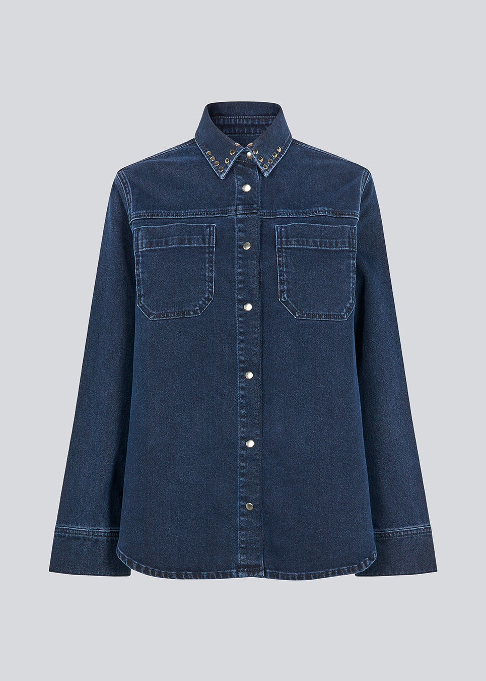 Klassisk skjort i denim med nitter detaljer. LuccaMD shirt har en klassisk skjortekrave, to forlommer og knappelukning.
