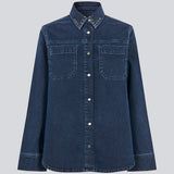 Klassisk skjort i denim med nitter detaljer. LuccaMD shirt har en klassisk skjortekrave, to forlommer og knappelukning.