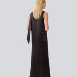 Lang sort ærmeløs kjole i satin. LucillaMD long dress har en v-udskæring og et bindebånd i halsen.