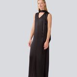 Lang sort ærmeløs kjole i satin. LucillaMD long dress har en v-udskæring og et bindebånd i halsen.