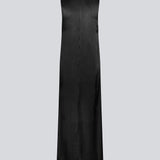 Lang sort ærmeløs kjole i satin. LucillaMD long dress har en v-udskæring og et bindebånd i halsen.