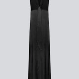 Lang sort ærmeløs kjole i satin. LucillaMD long dress har en v-udskæring og et bindebånd i halsen.