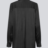 Lang sort klassisk skjorte i satin. LucillaMD shirt har lange ærmer med manchet og knappelukning, skjortekrave og slids i siden.