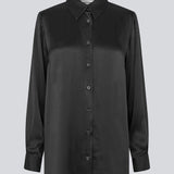 Lang sort klassisk skjorte i satin. LucillaMD shirt har lange ærmer med manchet og knappelukning, skjortekrave og slids i siden.