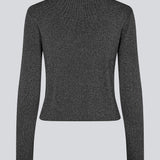 Tætsiddende sølv cardigan i skinnende strik. LuckyMD cardigan har en v-hals og lukkes med to bindebånd fortil.