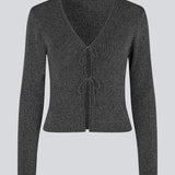 Tætsiddende sølv cardigan i skinnende strik. LuckyMD cardigan har en v-hals og lukkes med to bindebånd fortil.