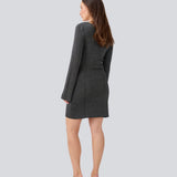 Tætsiddende sølv kjole i skinnende strik. LuckyMD dress har en rund hals og en slids i ærmerne. Modellen er 177 cm og har en størrelse S/36 på.
