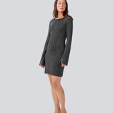 Tætsiddende sølv kjole i skinnende strik. LuckyMD dress har en rund hals og en slids i ærmerne. Modellen er 177 cm og har en størrelse S/36 på.