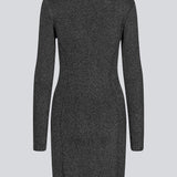 Tætsiddende sølv kjole i skinnende strik. LuckyMD dress har en rund hals og en slids i ærmerne. Modellen er 177 cm og har en størrelse S/36 på.