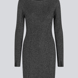 Tætsiddende sølv kjole i skinnende strik. LuckyMD dress har en rund hals og en slids i ærmerne. Modellen er 177 cm og har en størrelse S/36 på.