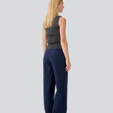 Ærmeløs top i skinnende sølv strik. LuckyMD top er figursyet og let cropped. Modellen er 177 cm og har en størrelse S/36 på.