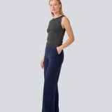 Ærmeløs top i skinnende sølv strik. LuckyMD top er figursyet og let cropped. Modellen er 177 cm og har en størrelse S/36 på.