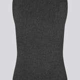 Ærmeløs top i skinnende sølv strik. LuckyMD top er figursyet og let cropped. Modellen er 177 cm og har en størrelse S/36 på.
