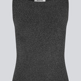 Ærmeløs top i skinnende sølv strik. LuckyMD top er figursyet og let cropped. Modellen er 177 cm og har en størrelse S/36 på.