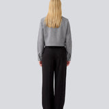 Sorte habitbukser med bindbånd i taljen. LykkeMD pants har gylp med lynlås og knap, sidelommer og paspolerede baglommer. Modellen er 177 cm og har en størrelse S/36 på.