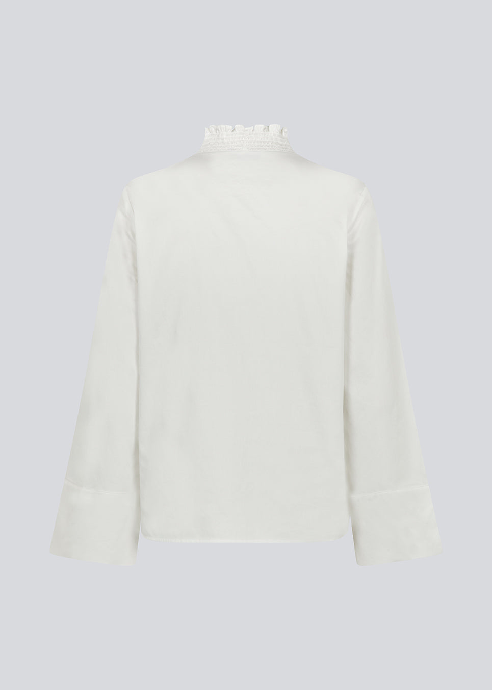 Løs hvid skjorte med v-udskæring med smock detalje. LylaMD shirt har lange brede ærmer med slids og en knaplukning fortil.