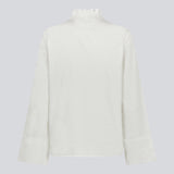 Løs hvid skjorte med v-udskæring med smock detalje. LylaMD shirt har lange brede ærmer med slids og en knaplukning fortil.