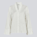 Løs hvid skjorte med v-udskæring med smock detalje. LylaMD shirt har lange brede ærmer med slids og en knaplukning fortil.