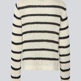Klassisk strik i hvid med sorte striber i en løs pasform. MaddieMD stripe o-neck har en rund hals og slids i siderne. Modellen er 177 cm og har en str S/36 på.