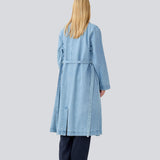 Oversized dobbeltradet trench coat i denim. MadelineMD denim jacket lav skuldersøm, lange brede ærmer og et bindebånd i taljen. 