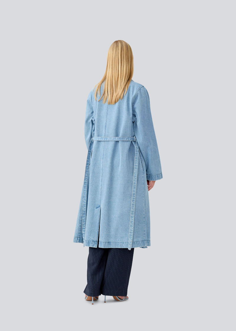 Oversized dobbeltradet trench coat i denim. MadelineMD denim jacket lav skuldersøm, lange brede ærmer og et bindebånd i taljen. 