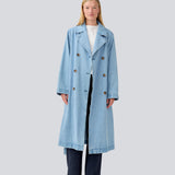 Oversized dobbeltradet trench coat i denim. MadelineMD denim jacket lav skuldersøm, lange brede ærmer og et bindebånd i taljen. 