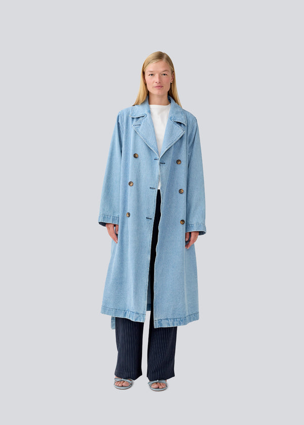 Oversized dobbeltradet trench coat i denim. MadelineMD denim jacket lav skuldersøm, lange brede ærmer og et bindebånd i taljen. 