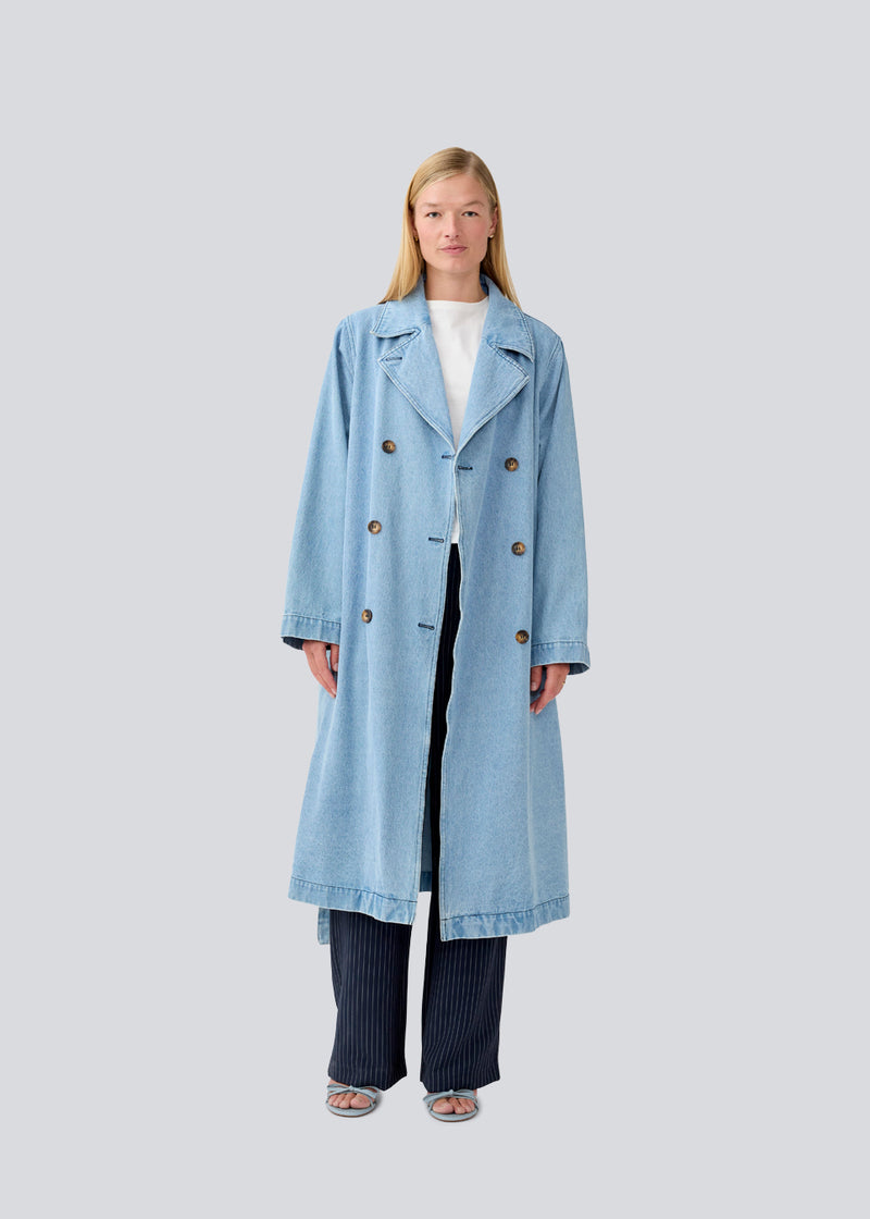 Oversized dobbeltradet trench coat i denim. MadelineMD denim jacket lav skuldersøm, lange brede ærmer og et bindebånd i taljen. 