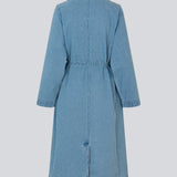 Oversized dobbeltradet trench coat i denim. MadelineMD denim jacket lav skuldersøm, lange brede ærmer og et bindebånd i taljen. 